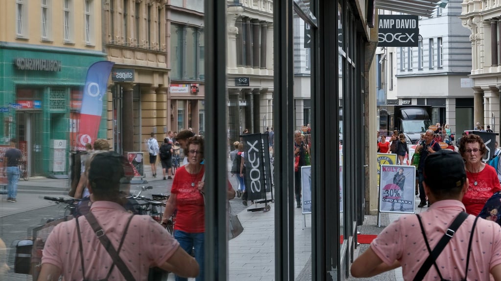 Die Bürger von Sachsen-Anhalt - hier auf dem Boulevard in Halle - sind immer unzufriedener.