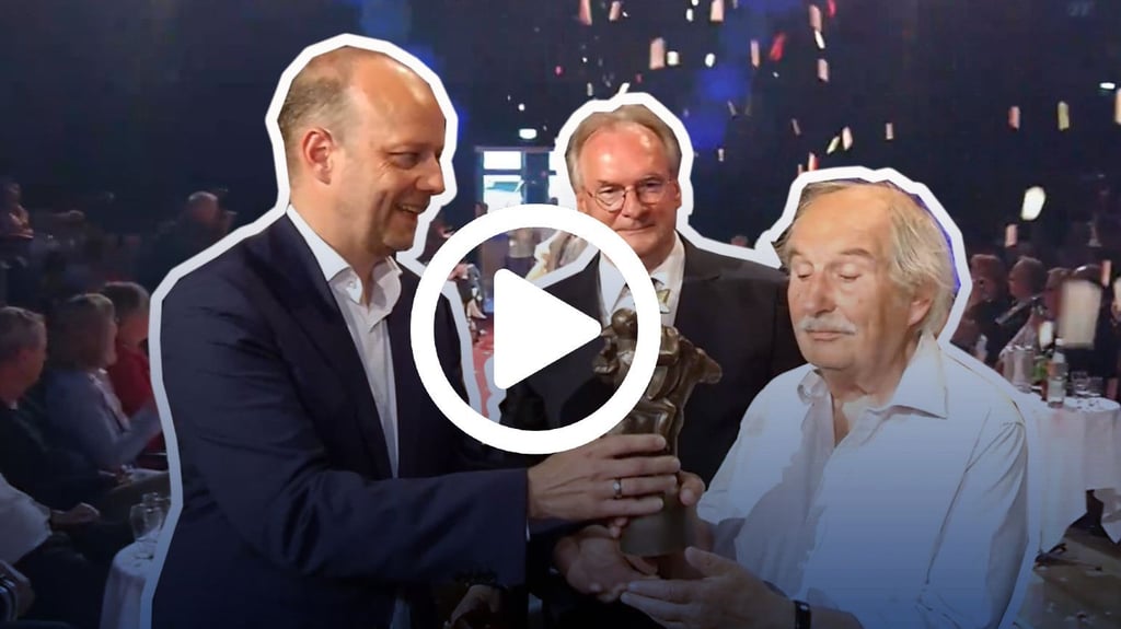 Die ersten Gratulanten: MZ-Geschäftsführer Marco Fehrecke, Ministerpräsident Reiner Haseloff und Volksbank-Vorstandsvorsitzender Sascha Gläßer (von links) beglückwünschten Helmut Brade (Mitte), der für sein Lebenswerk geehrt wurde.