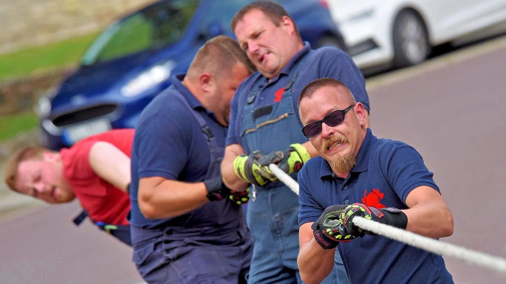 Sieger beim Tauziehen der Feuerwehren zum Heimatfest war das Team der Gastgeber aus Schadeleben.