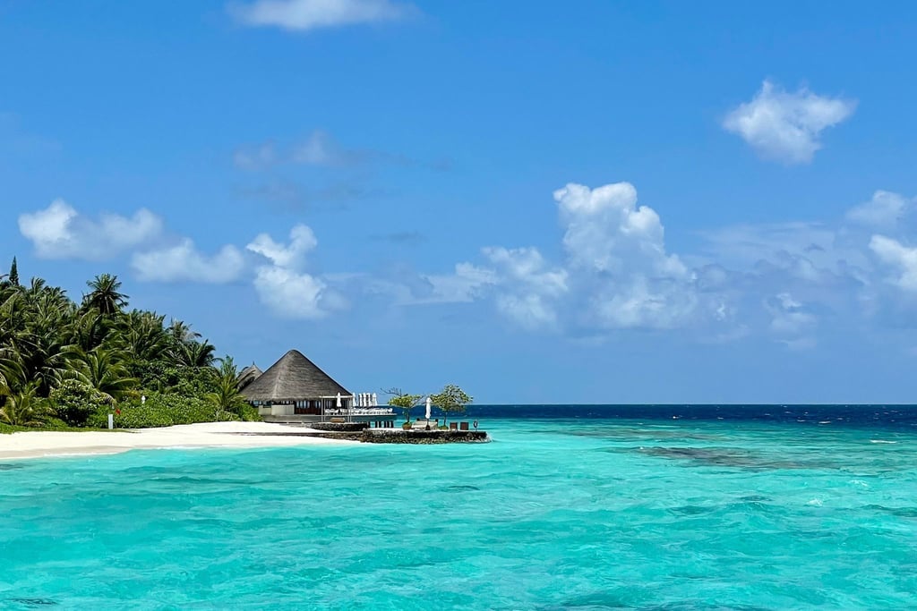 Türkises Wasser, blauer Himmel, weißer Sand: Die Malediven sind eines der klassischen Fernreiseziele im Winter.