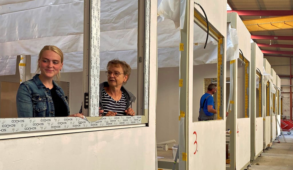 Zufrieden begutachten die Platal-Konstrukteurinnen Linda Storm und Ute Lange (von links) den Fortschritt der Arbeiten. Die Module, die aufgereiht in der großen Werkhalle in Kakerbeck stehen, erhalten derzeit Fenster und werden innen ausgebaut.