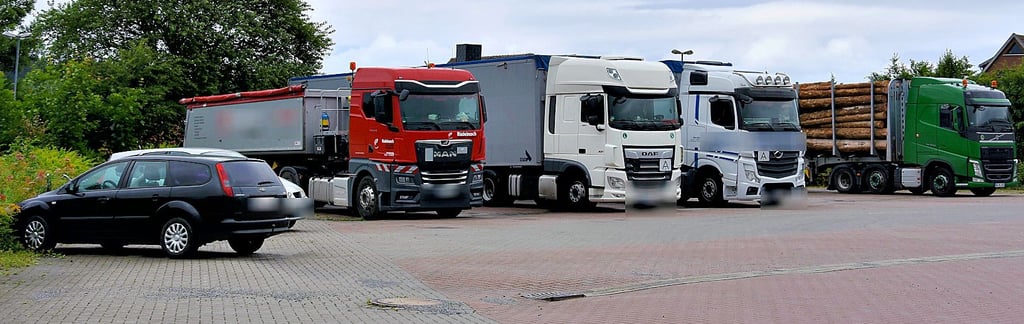 Am Schützenplatz in Benneckenstein parken am Wochenende Lkw und sorgen für Unmut.
