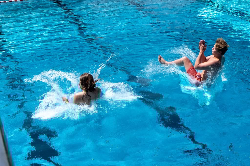 Arschbombe ins Wasser. Wer aber zeigt die witzigste? Darum geht es beim Wettbewerb im Zeitzer Sommerbad in den Ferien.