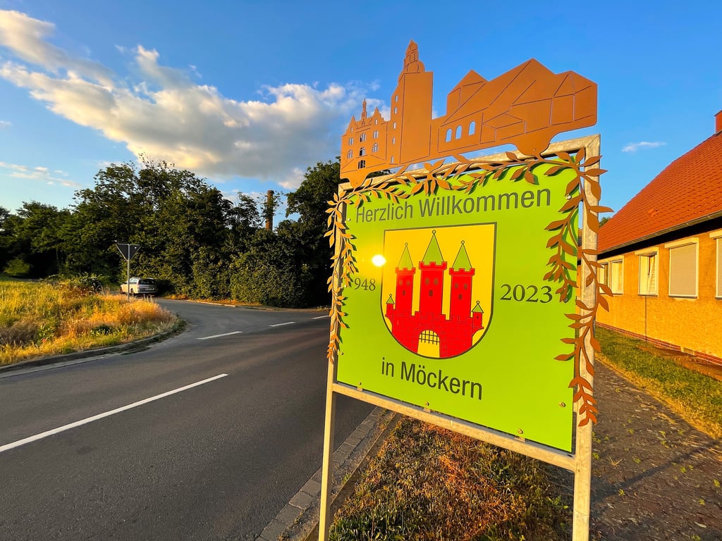 Mit der Shilouette von Möckern sind die Begrüßungsschilder an den Ortseingängen von Möckern beschmückt worden.