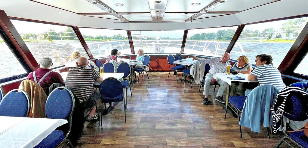 Im vorderen Teil des Salons haben die Passagiere den besten Ausblick. Auf 180 Grad kann die Umgebung währen der Fahrt beobachtet und die Zeit an Bord genossen werden.