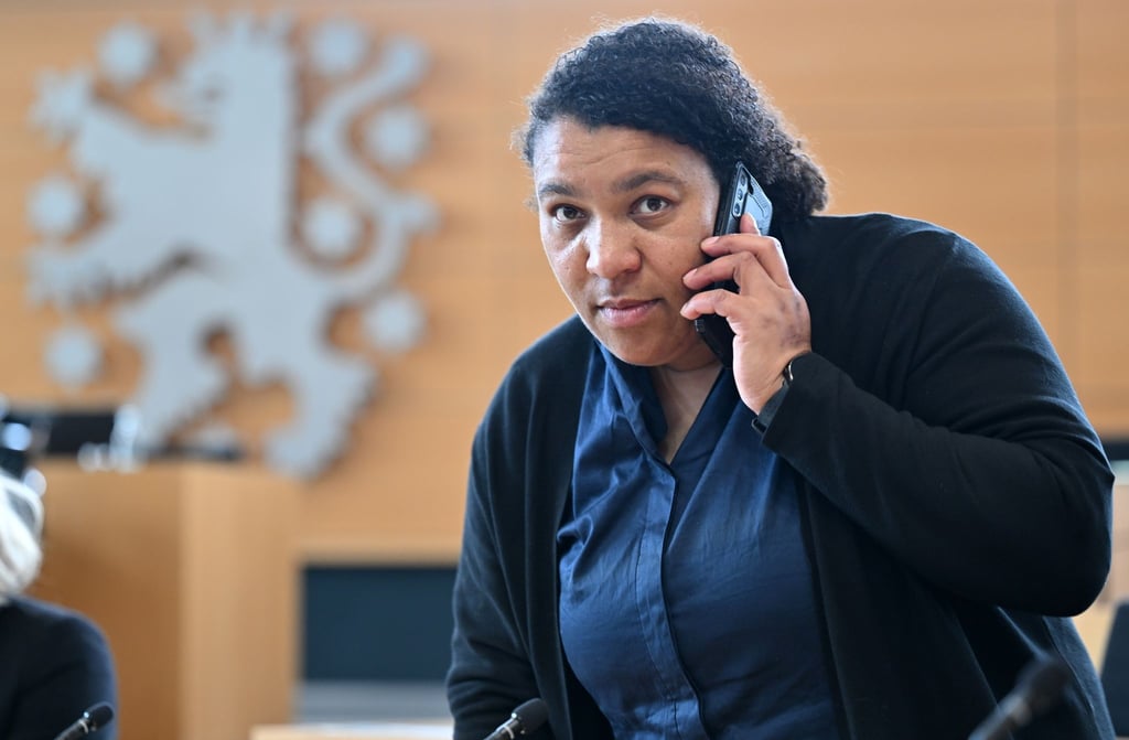 Doreen Denstädt telefoniert im Plenarsaal des Thüringer Landtags.
