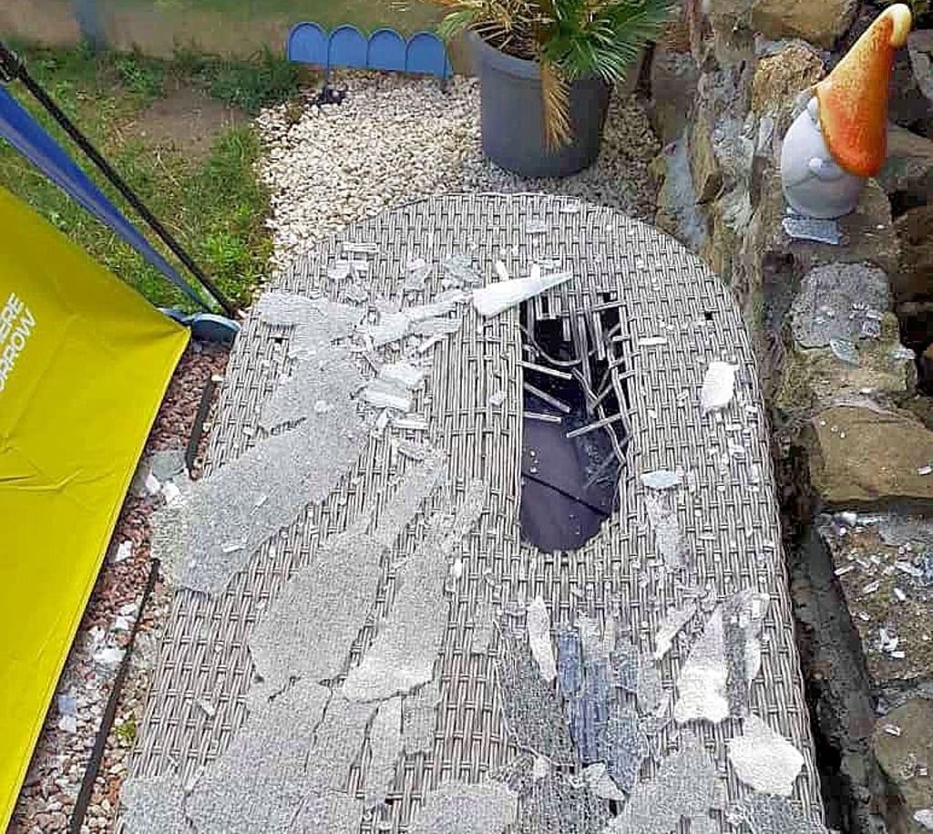 Der völlig zerstörte Glastisch nach dem Steinwurf.