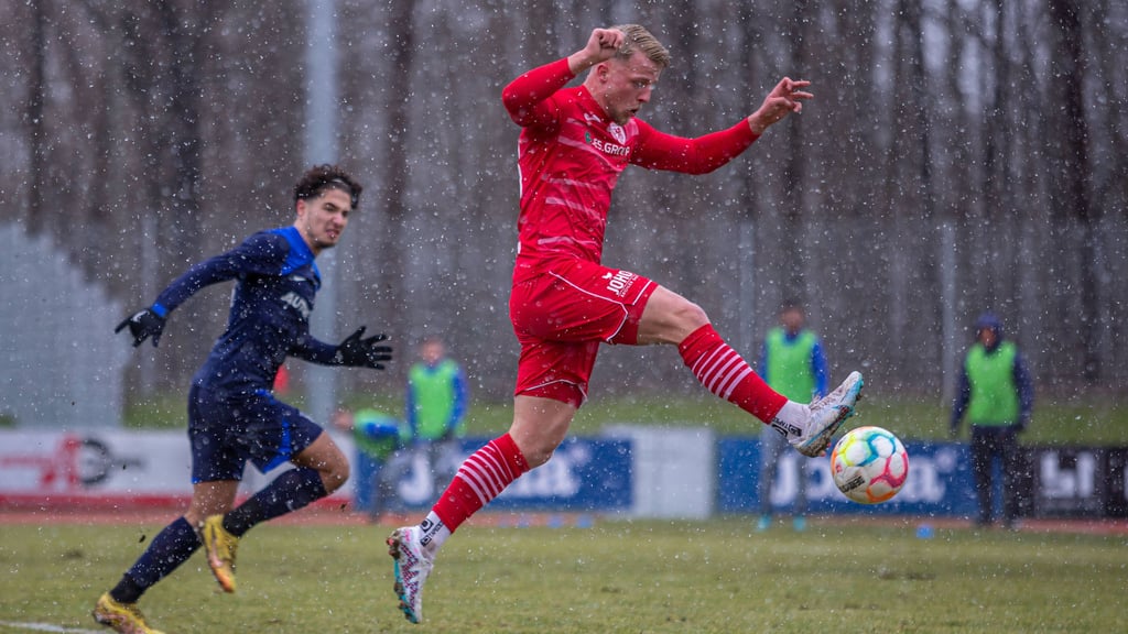Akrobatisch: Theo Gunnar Martens im Trikot des Greifswalder FC.