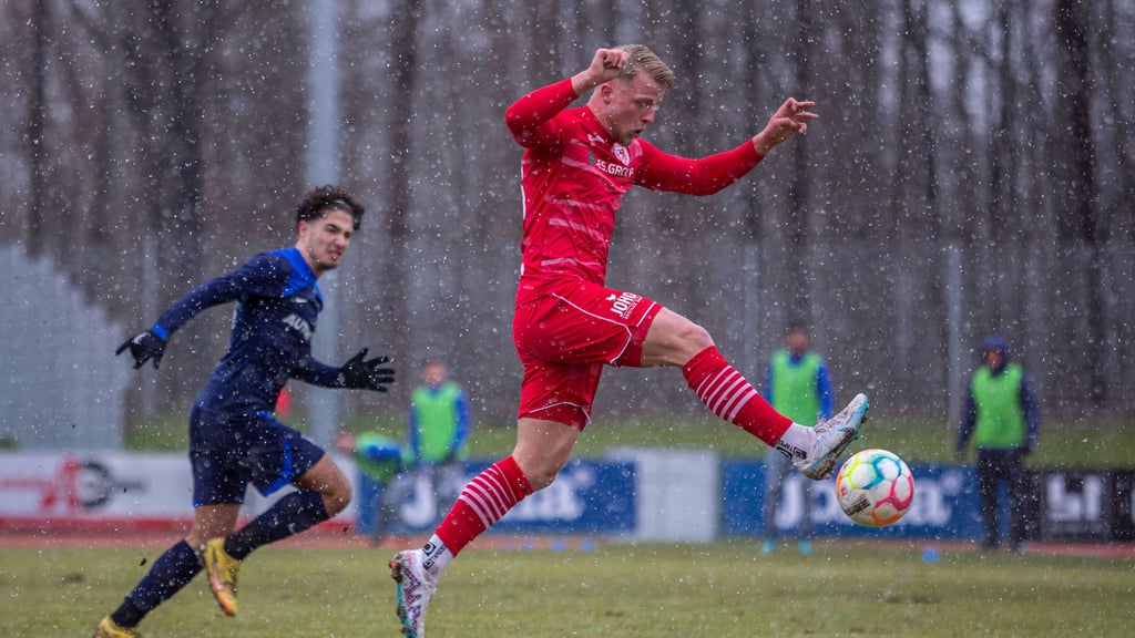 Akrobatisch: Theo Gunnar Martens im Trikot des Greifswalder FC.