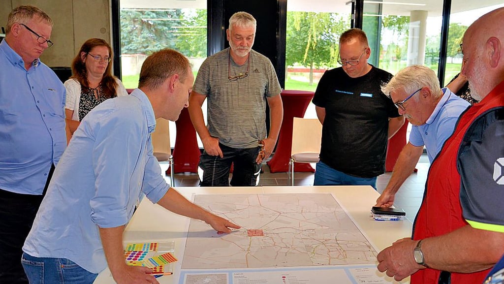 Planer Thomas Hannemann (vorn links) konnte nur ein Dutzend Teilnehmer beim Bürgerforum zum Radwegeverkehrskonzept begrüßen. Unter ihnen Bürgermeister René Zok (links) und Stadtratsvorsitzender Peter Rotter (2. von rechts). Uwe Schlegel (Mitte) aus Bernburg und der Löderburger Bernd Fischer (rechts) hatten Vorschläge.
