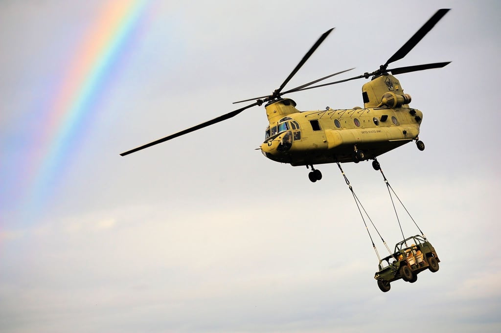 Der CH-47 ist durch eine charakteristische Bananenform und zwei Hauptrotoren leicht zu identifizieren.