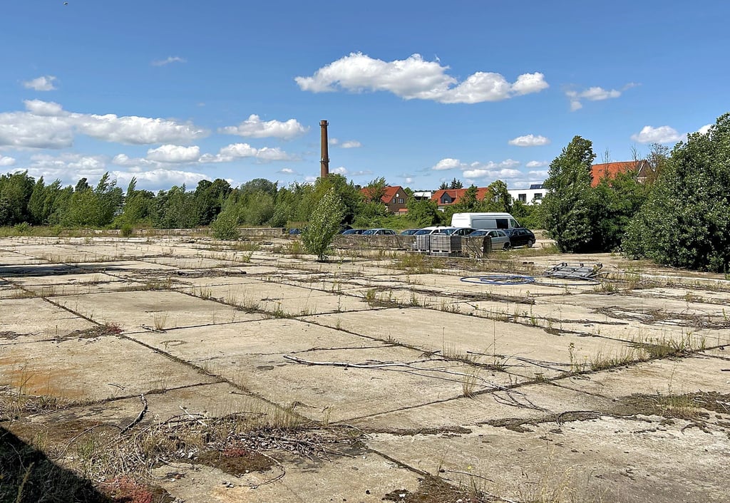 Wo aktuell noch hinter Mauern und Zäunen eine Brache anzutreffen ist, soll in Magdeburg eine neue Gewerbefläche entstehen.