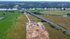 Mittlerweile kann man am Autobahnabschnitt Seehausen/Nord – Wittenberge täglich neue Baufortschritte beobachten. Auch der Brückenbau kommt voran. Die neue Elbquerung soll nach wie vor Ende 2025 fertig sein.