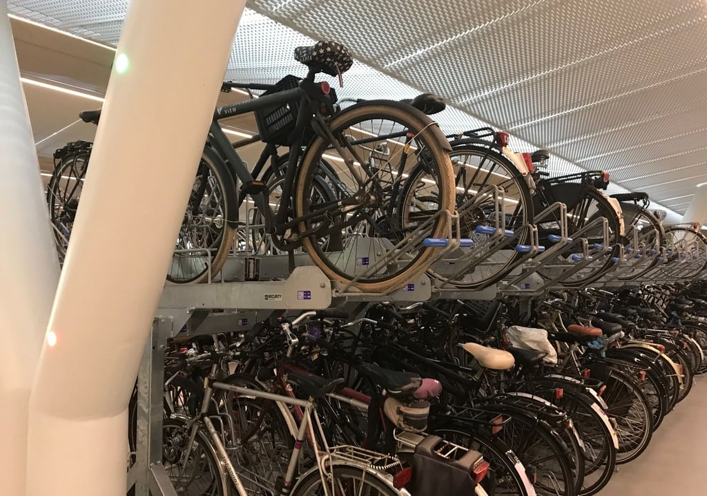 Ein Fahrradparkhaus am Bahnhof.