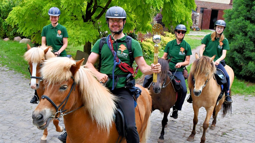Wie eine olympische Fackel trägt Andreas Kühl die Stafette durch Sachsen-Anhalt. Eine Nacht im Heu verbrachten die Wanderreiter auf dem Hof der Familie Braumann in Haldensleben.