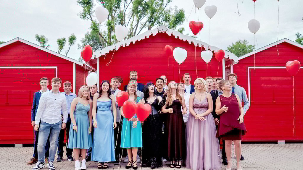 Nach der Zeugnisausgabe ließen die Absolventen Luftballons aufsteigen. Alle 24 Absolventen haben einen Ausbildungsvertrag in der Tasche.