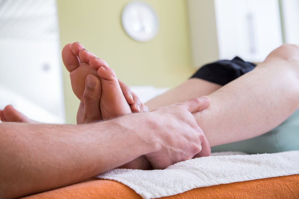 Das Bein ist angeschwollen und fühlt sich warm an? Das kann auf eine Venenthrombose hindeuten.