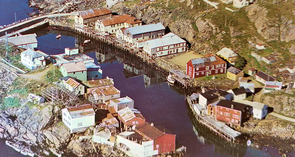 Das auf diesem Foto noch großteils verfallene Fischerdorf Nyksund in Nordnorwegen. Hierhin brachten Burkhard Herrmann aus Ritze in den 80er und 90er Jahren Jugendliche aus dem Altmarkkreis, Studenten, Zivildienstleistende und Auszubildende aus dem In- und Ausland zum gemeinsamen Wiederaufbau. Ein legendäres Projekt.