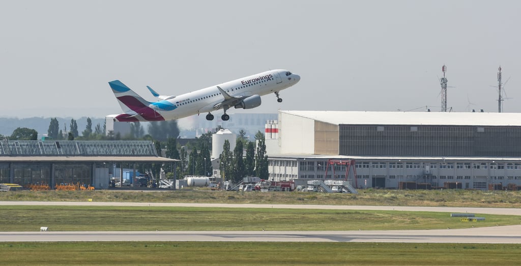 Auf dem Flughafen Halle/Leipzig kommen Reisende an und fliegen ab.