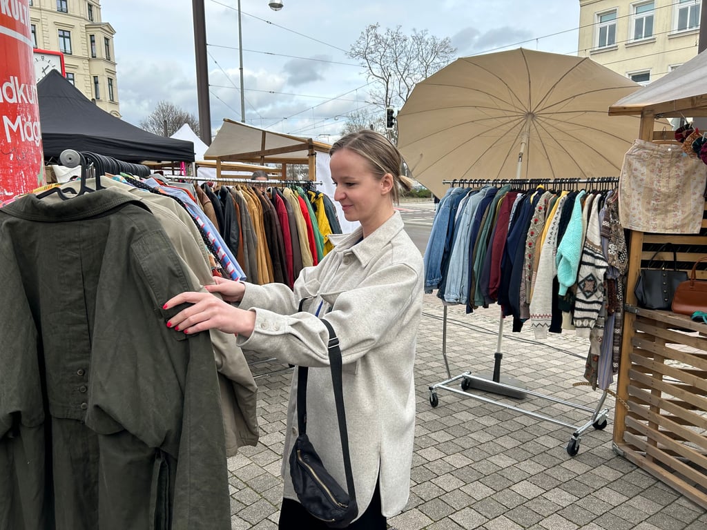 Auch Vintage-Mode wird wieder zum Stöbern zu finden sein auf dem Magdeburger Thiemmarkt.