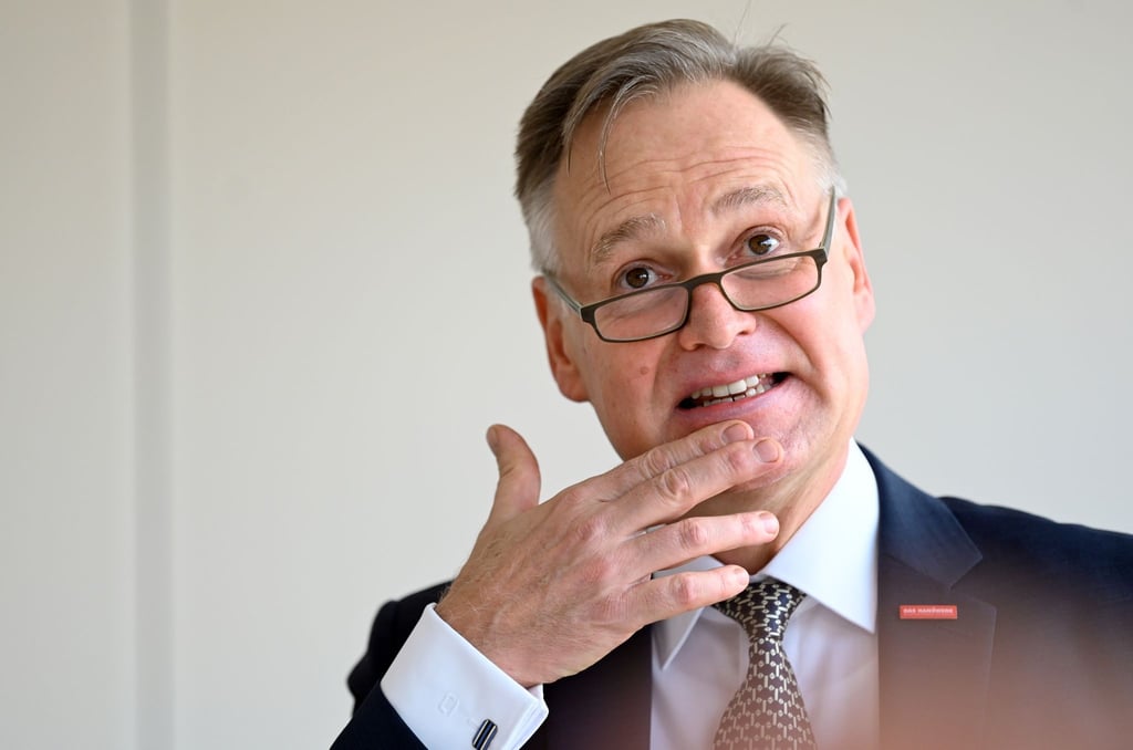Stefan Lobenstein spricht auf einer Pressekonferenz in Erfurt.