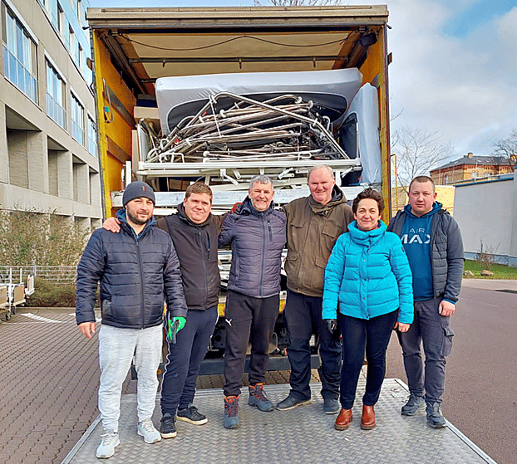 Helfer mit ausrangierten Krankenhausbetten des Uniklinikums: Ein Magdeburger Unternehmer bereitete sie auf und organisierte den Transport in die Ukraine.