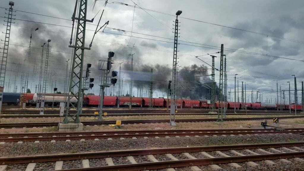 Rauchsäule über Halle Lagerhalle nahe des Hauptbahnhofs Halle in Flammen