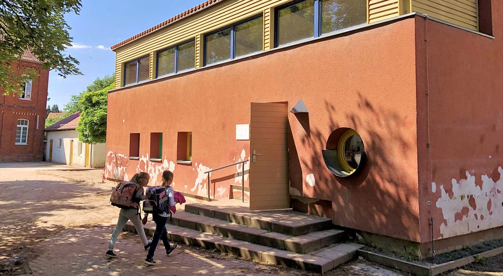 Die Stadt Teuchern investiert weiter viel Geld in die Grundschule am Steinweg. Hier ist die Turnhalle des Schulkomplexes zu sehen.