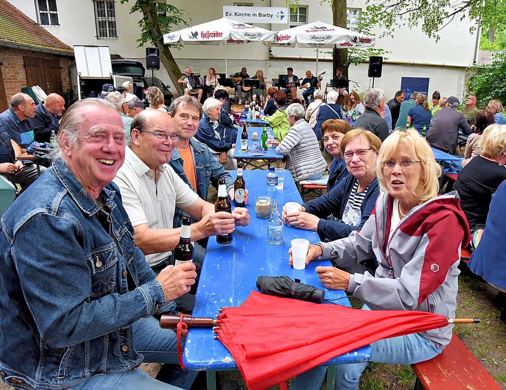„Schön, was bei euch so alles los ist“, sagte Klaus Weila (l.). Ein Tisch voller vergnügter Gäste aus Calbe war auch mit von der Partie.
