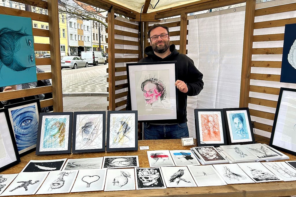 Der Magdeburger Künstler Martin Zimmermann zeigte bei dem vergangenen Thiemmarkt im März seine Zeichnungen. Angeboten hat er unter anderem gerahmte Bilder und Postkarten.