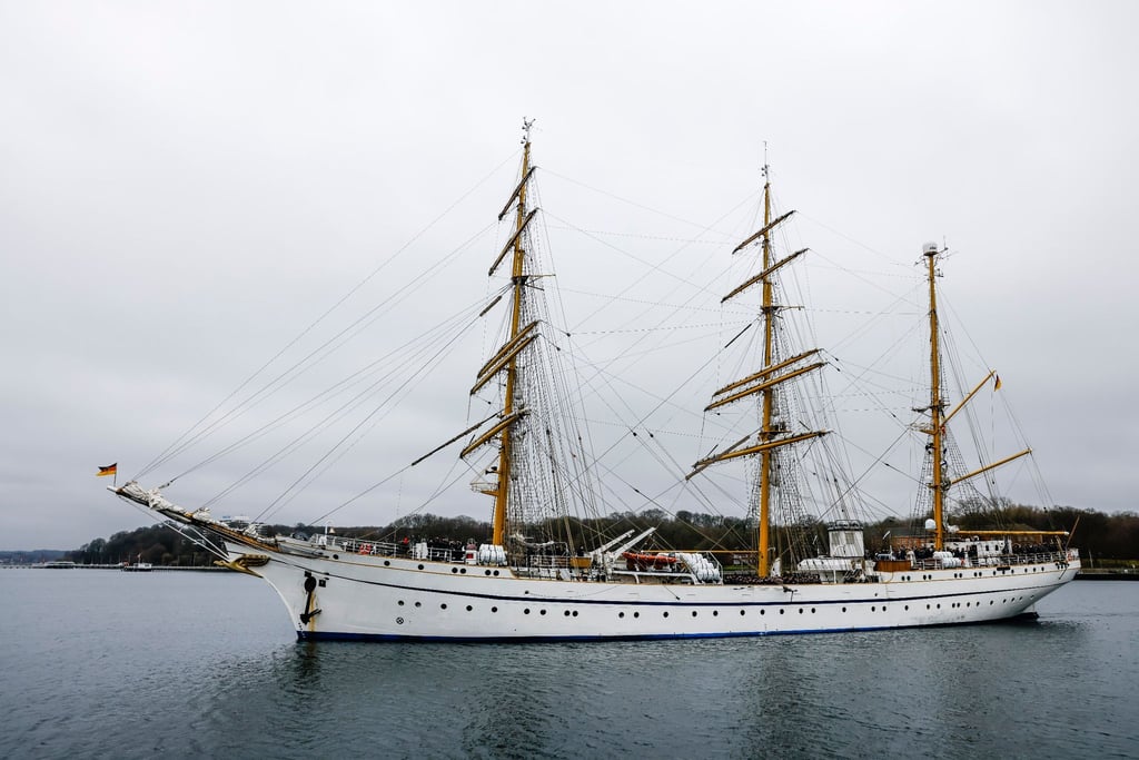 Die „Gorch Fock“ verlässt den Marinehafen.