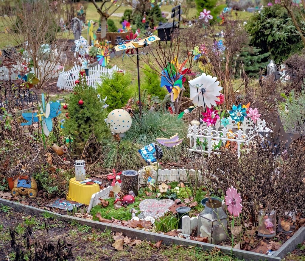 Kindergräber von Sternenkindern auf dem Friedhof in Berlin-Reinickendorf.