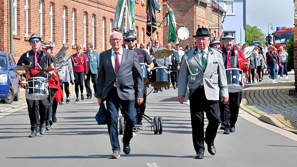 Mit dem Schützenumzug wurden die Schützenkönige von zu Hause abgeholt.