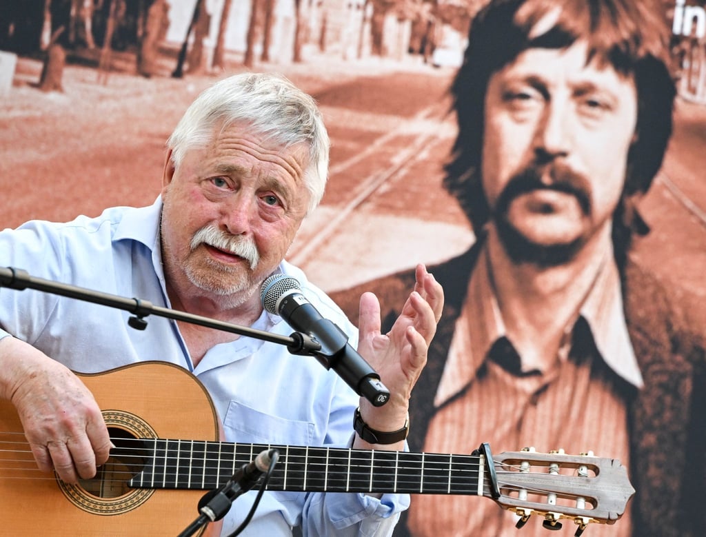 Der Lyriker und Liedermacher Wolf Biermann singt zur Eröffnung der Ausstellung „Wolf Biermann. Ein Lyriker und Liedermacher in Deutschland“ im Deutschen Historischen Museum.