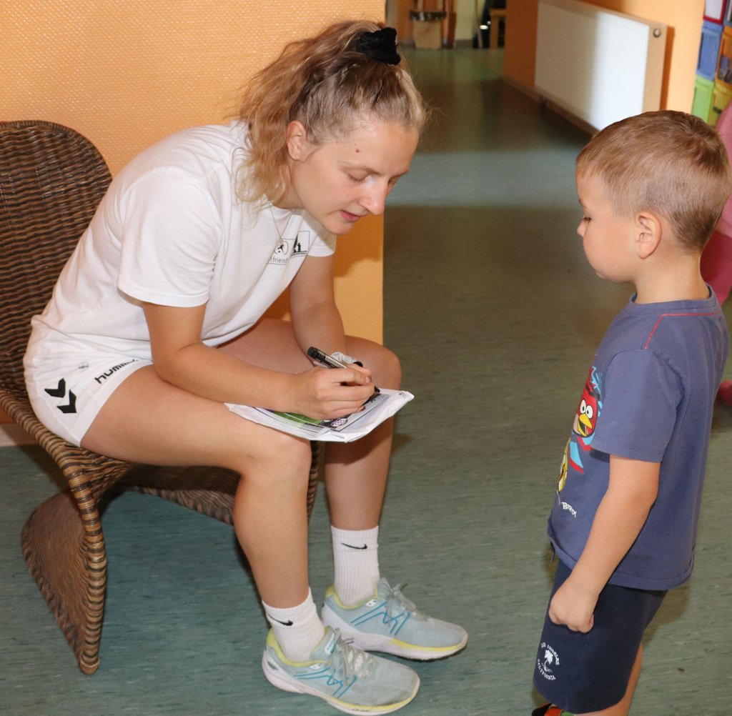 Auch der kleine Charly holte sich abschließend eine handsignierte Autogrammkarte von Nina Räcke.