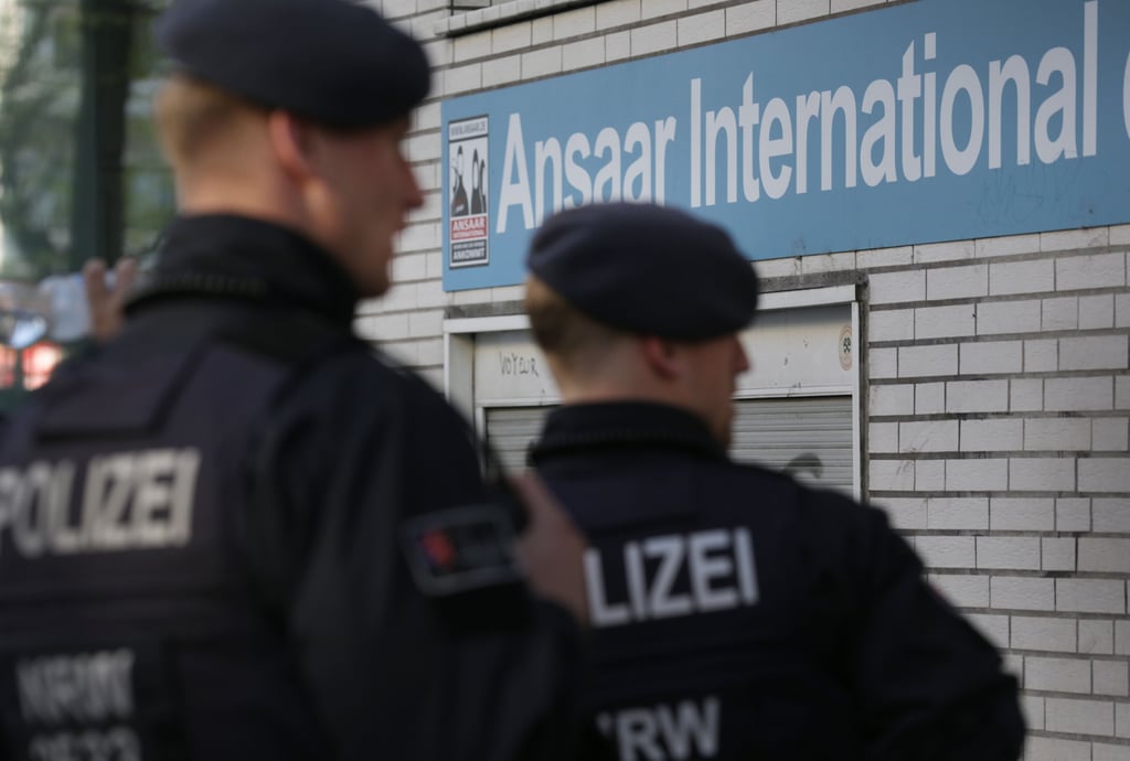 Polizeibeamte stehen vor dem Gebäude der Ansaar International in Düsseldorf.