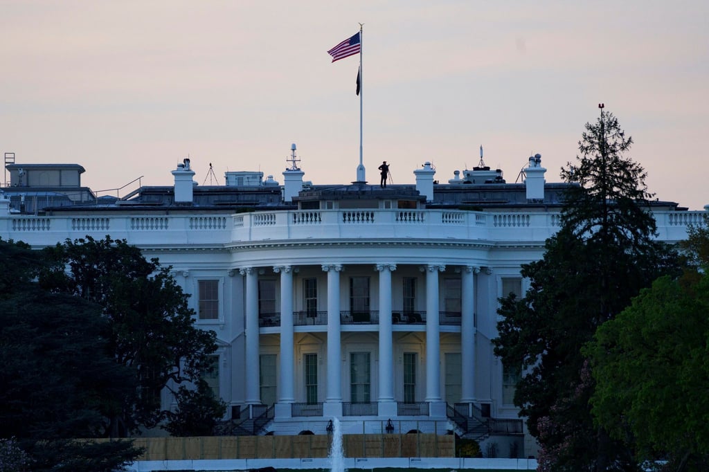 Die verdächtige Substanz war am Sonntag in einem Eingangsbereich im Westflügel der Regierungszentrale in Washington entdeckt worden.