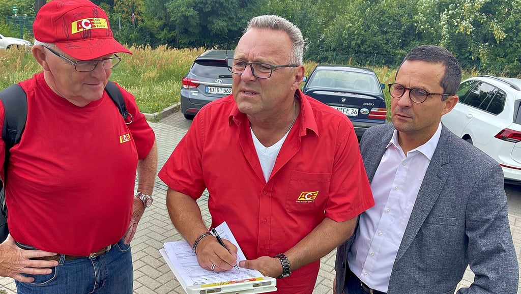 Ungläubiger Blick auf die Preisanzeige: Auf dem Parkplatz am Bahnhof Magdeburg an der Maybachstraße starteten Gerhard Wolter (v. l.), Frank Fleischhauer und Olaf Zerlin ihren Test.