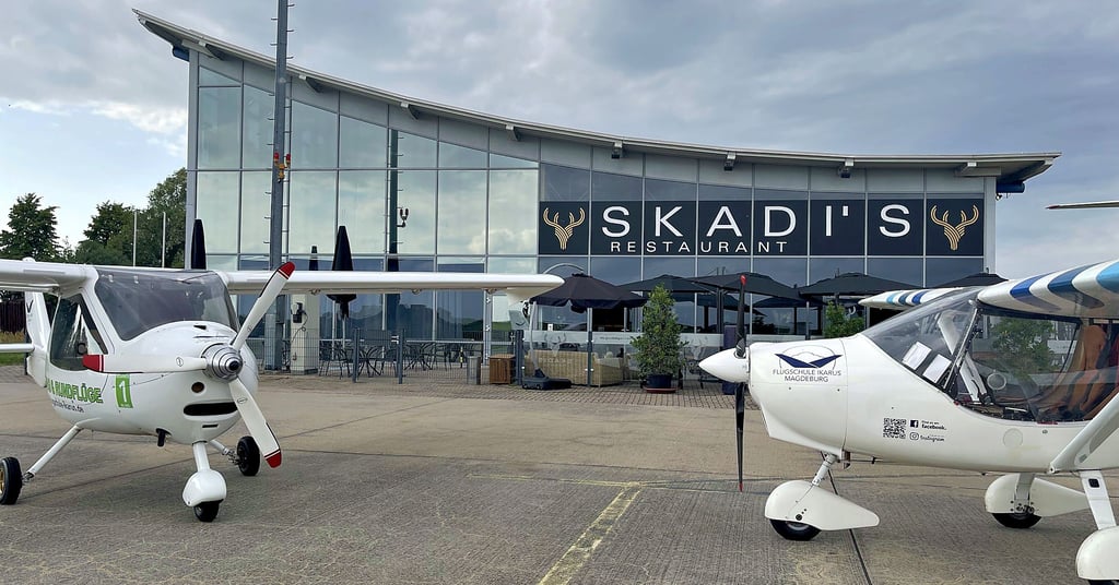 Die Landebahn führt am Restaurant Skadi’s vorbei. Die Ultraleichtflugzeuge können quasi direkt vor der Tür parken. Das Restaurant und die Flugschule Ikarus gehören seit kurzem zusammen.