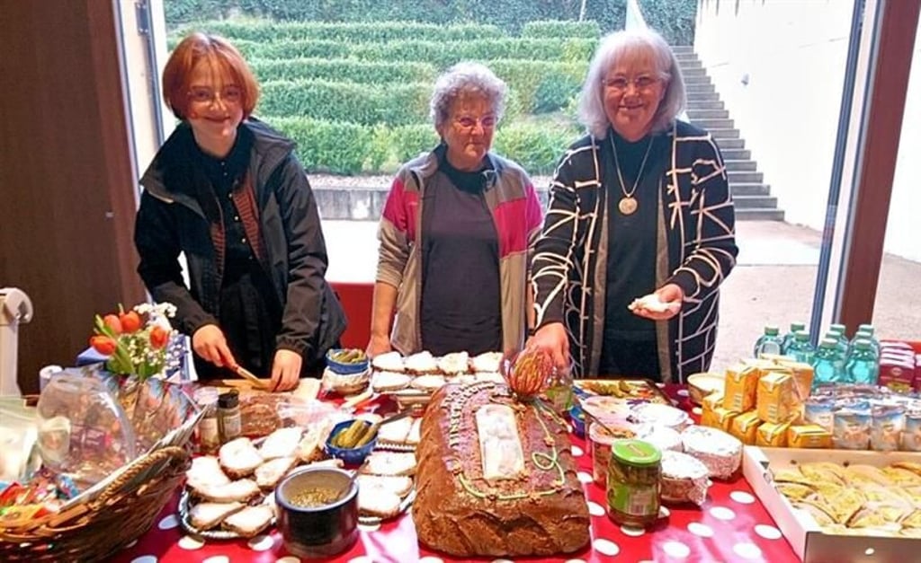 Jutta Fischer (rechts) ist in mehreren Ehrenämtern aktiv. Hier schmiert sie mit Henrike Müller (links) und Bettina Fintzel zum Fest "Luthers Einschulung" Fettbemmen.