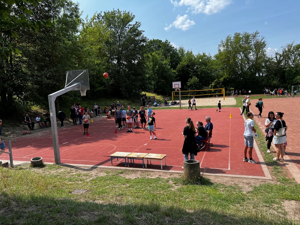 Unter dem Motto "Fit in die Ferien" feierten die Sekundarschüler der Schule "Am Petersberg" das Ende des Schuljahres und den Start der Ferien.