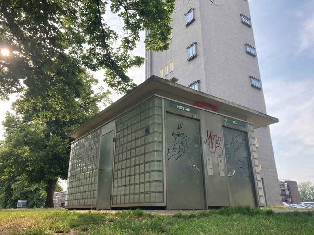 Das Toilettenhaus am Albinmüller-Turm in Magdeburg verschwindet. Es soll ein Anbau entstehen.