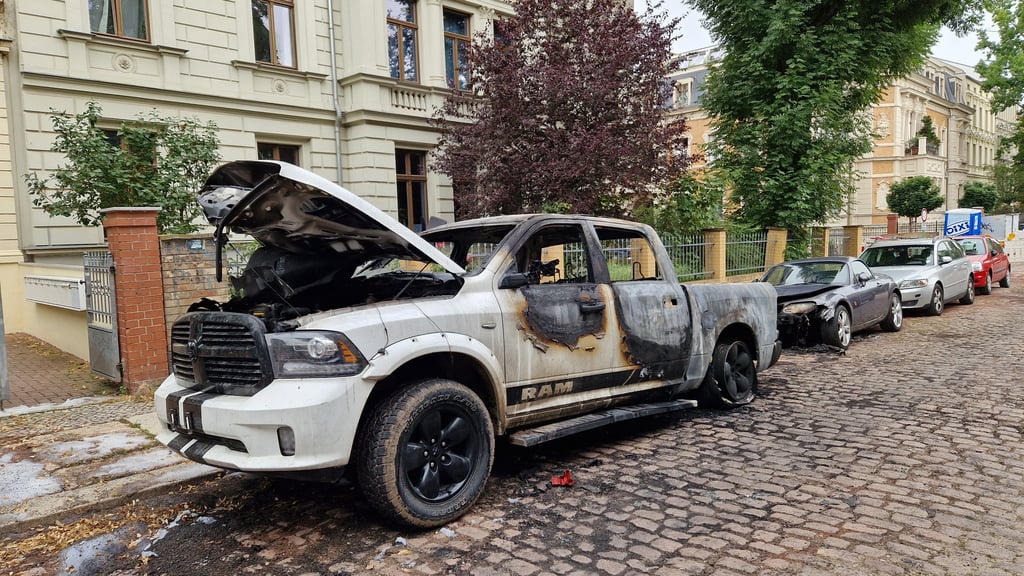 Das Auto wurde durch das Feuer völlig zerstört.