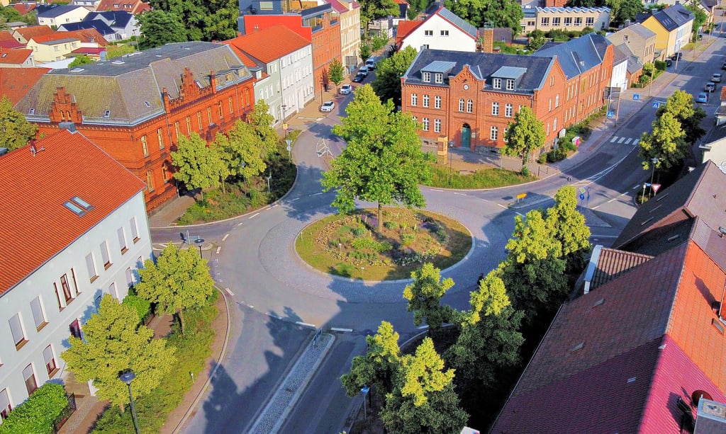 Blick auf den Kreisverkehr am Platz des Friedens in Osterburg. Er wird ab 6. Juli zur Baustelle.