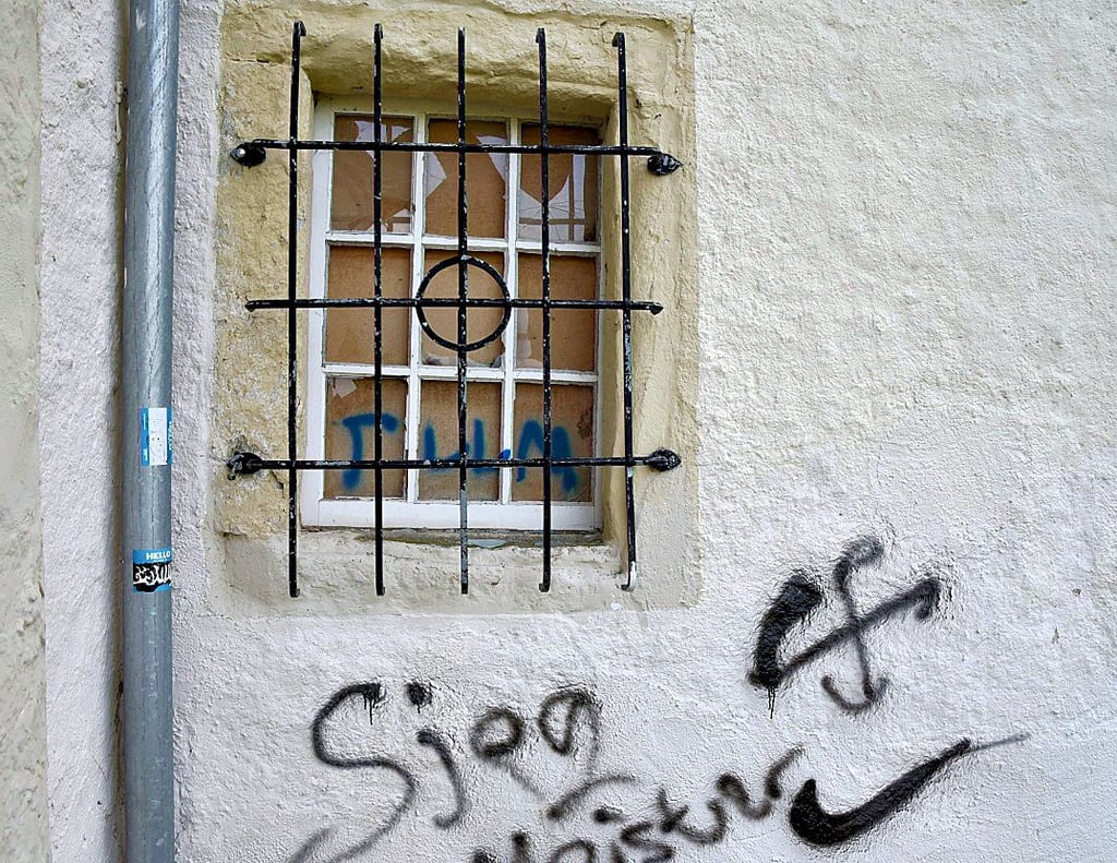 Außer dümmlichen Schmierereien leidet das Mauertürmchen immer wieder unter eingeschlagenen Fensterscheiben.