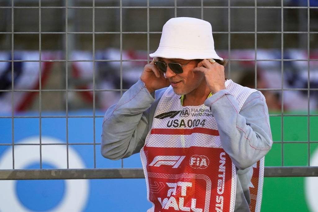 Brad Pitt schlüpft für Dreharbeiten eines Formel-1-Films in Rennfahrerkleidung.