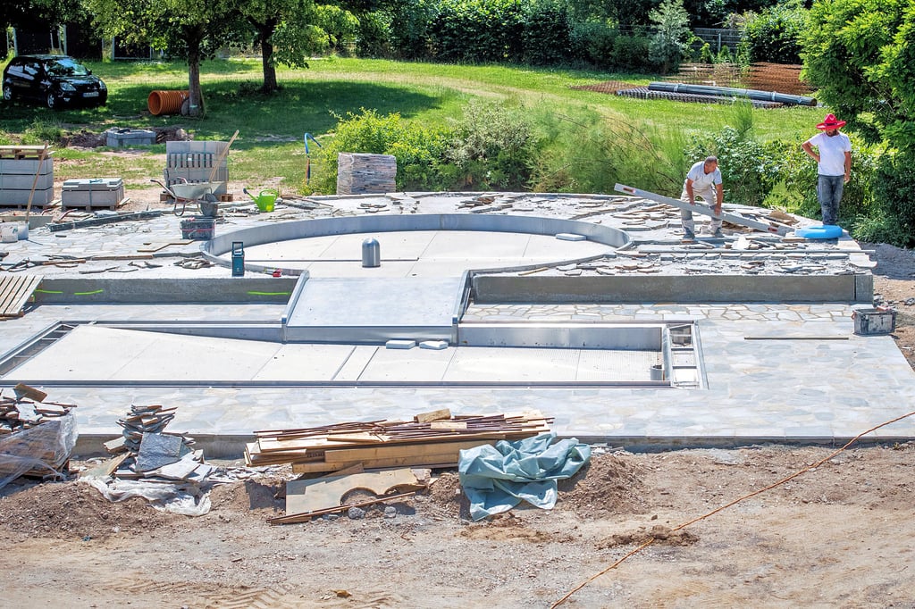 Noch immer eine Großbaustelle: Eigentlich sollte das umfangreich sanierte Bad Bibraer Freibad „Balison“ mit den Sommerferien wiedereröffnen.