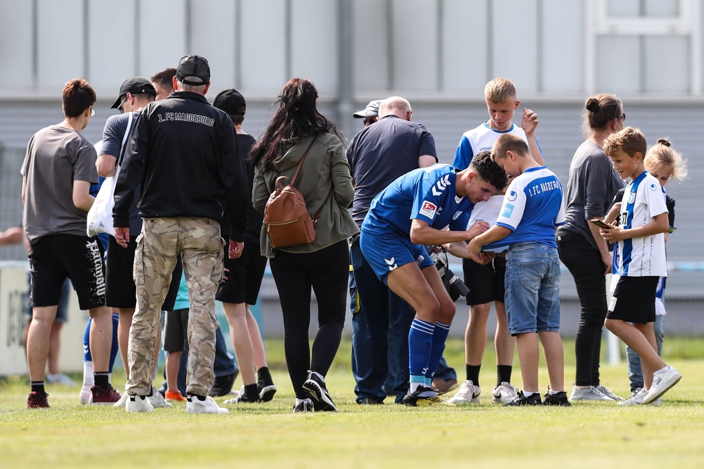 Daniel Elfadli spielte am Dienstag nicht nur für den 1. FC Magdeburg, sondern stand den Fans wie seine Teamkollegen danach auch für Autogramme und Fotos zur Verfügung.