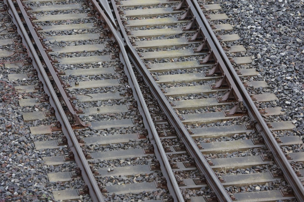 Blick auf Bahngleise.