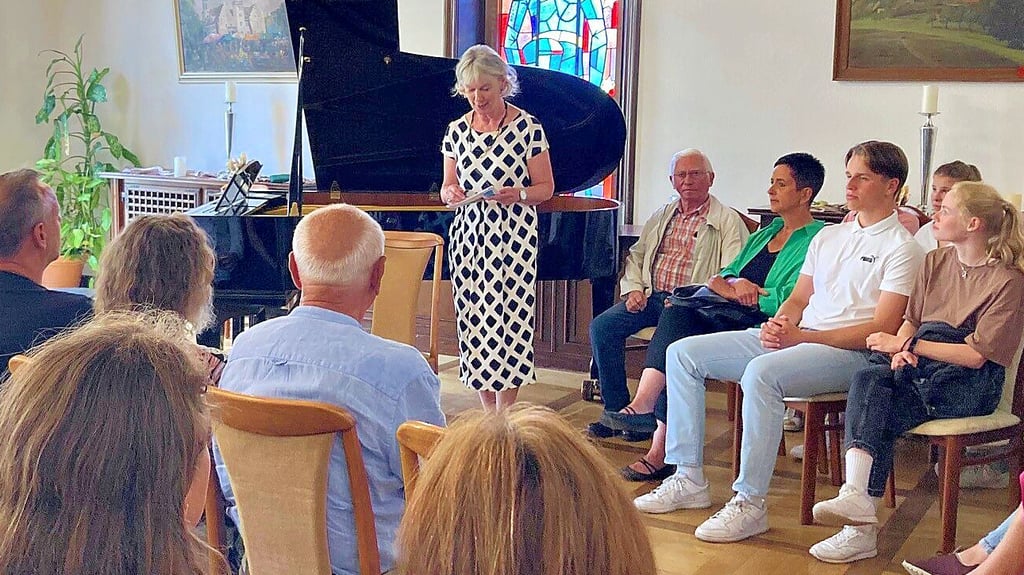 Astrid Weiser begrüßt die Gäste der Vernissage im Ratssaal der Stadt Coswig.